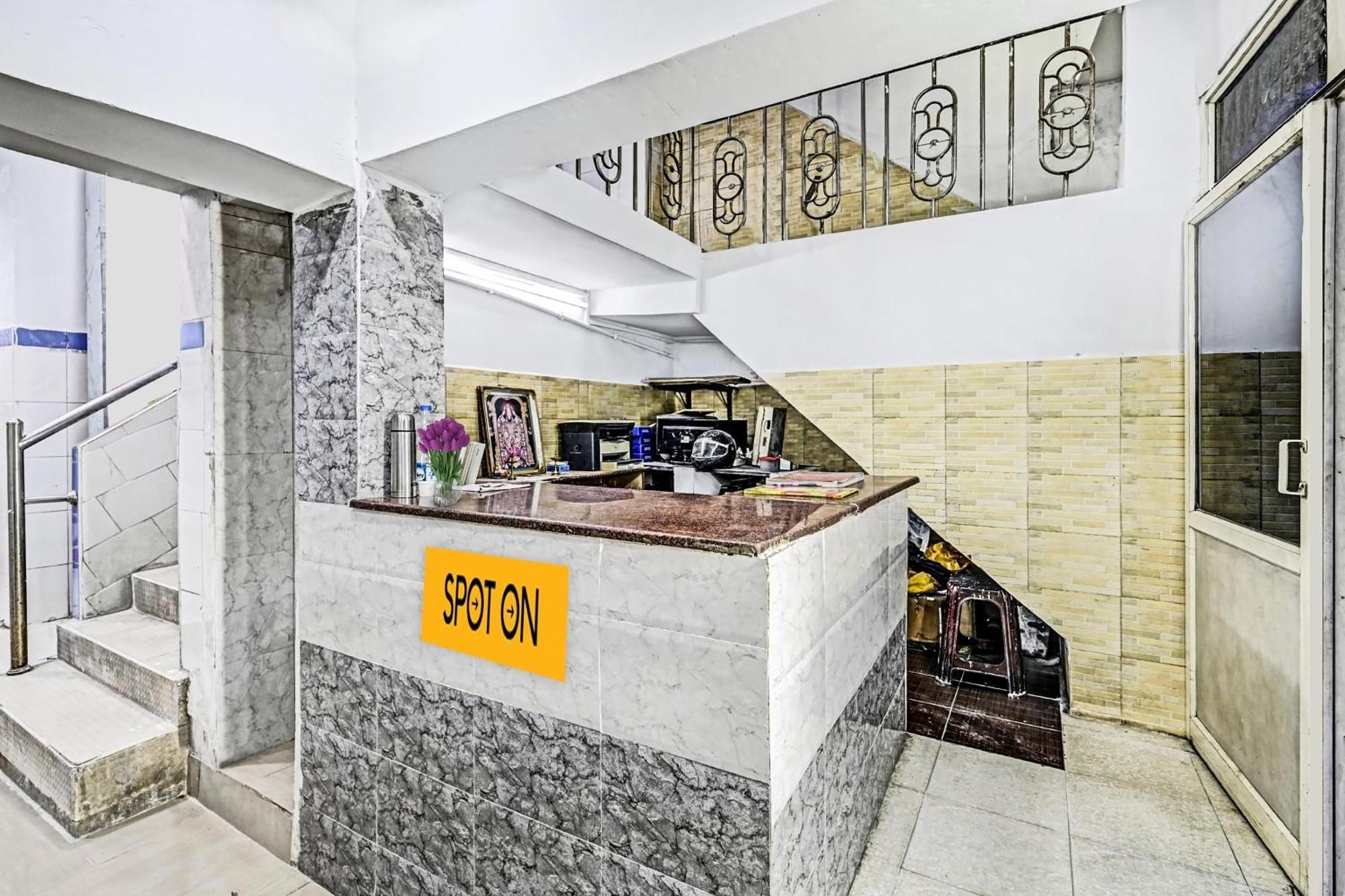 Spot On Svr Grand Hotel Vijayawada Bagian luar foto